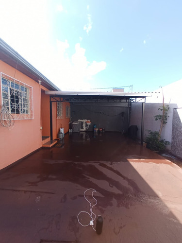 2 Casas No Mesmo Patio Com Muros Altos Separando