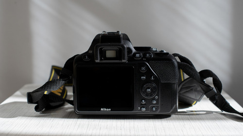 Nikon D3500 Dslr 18-55mm 24.2 Mp + Lente 50mm F1.8 Filtro Uv (Usado)