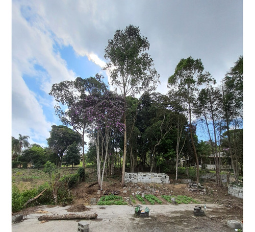 Terreno De 1000m² Em Condomínio Fechado Em Ibiúna Com Construção Semi-pronta!