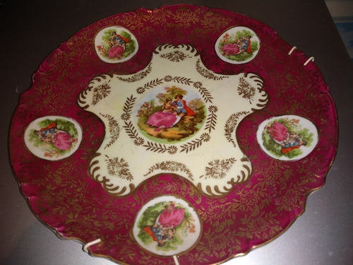 Plato De Porcelana Con Escena Galantes Central Rojo Y Oro En