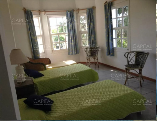 Casa De Cinco Dormitorios En Alquiler - En La Barra Punta Del Este