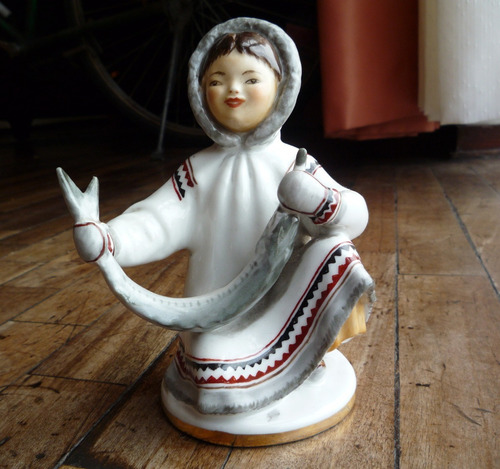 Porcelana Rusa Antigua Niña Esturion Caviar Figura 13718swt