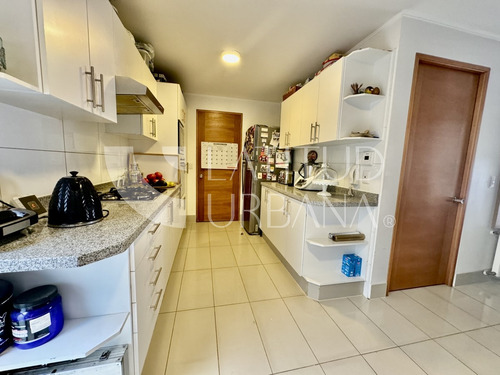 Disponible 30 Marzo, Útil 140 M2, Terreno 350 M2. Piscina