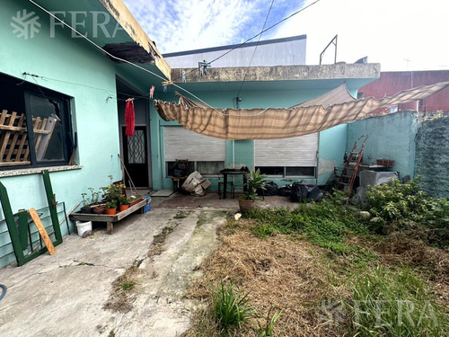 Venta De Casa Con Cochera Y Terraza En Wilde