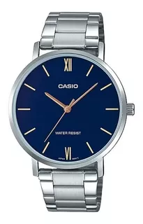 Reloj pulsera Casio Dress MTP-VT01 de cuerpo color plateado, analógico, para hombre, fondo azul, con correa de acero inoxidable color plateado, agujas color oro rosa, dial dorado, bisel color plateado