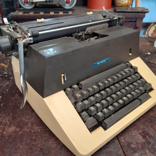 Máquina De Escrever Antiga Não Funciona, Só Pra Curitiba