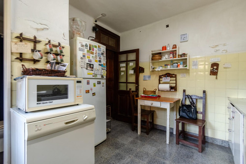 Sensacional Casa Antigua En Pleno Martinez Con Jardin, Piscina Y Cerca De Todo.
