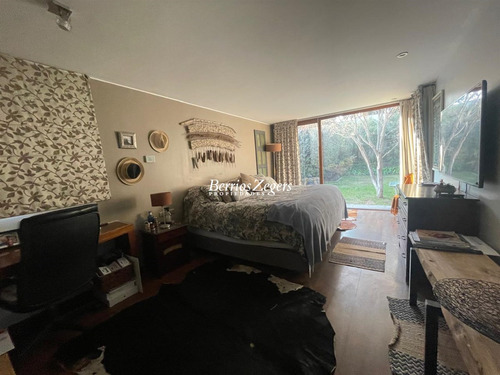 Casa En Venta De 4 Dorm. 4 Baños En Condominio En Las Condes
