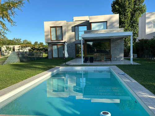 Casa En  Alquiler En Barrio Santa Guadalupe, Pilar Del Este