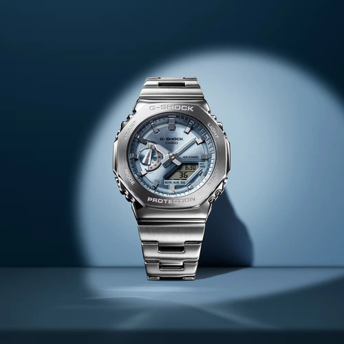 Relógio masculino Casio GM-2110d-2adr G-Shock, pulseira prateada, moldura prateada, fundo azul