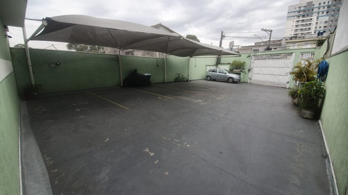 Casa Com Três Quartos Em Condominio