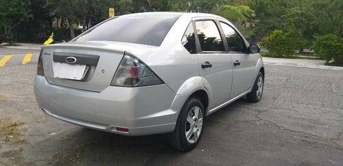 Imagem 2 de 13 de Fiesta Sedan 1.0 Rocam Flex 2012