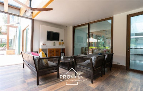 Casa En Venta De 7 Dorm. En La Reina