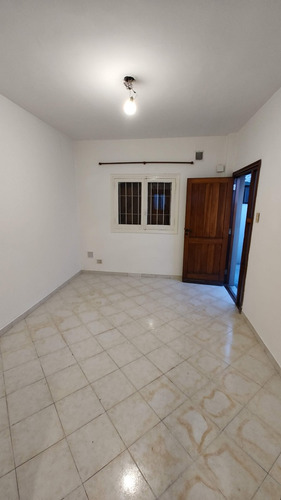 Venta - Depto Tipo Casa 3 Amb Con Patio Y Parrilla. Banfield
