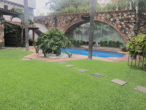 Cuernavaca Rento Hermosa Y Exclusiva Villa Amueblada O Sin Muebles En Zona Dorada De Vista Hermosa Ideal Ejecutivos O Pareja Alberca C/cal. Solar Terraza Privada Techada Fracc. De Alta Seguridad
