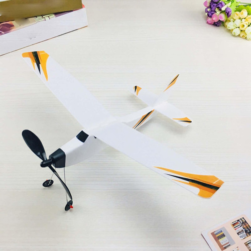 L Modelo De Avión De Espuma De Lanzamiento Con Motor