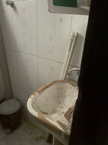 Casa Com 6 Quartos, Galpão E Banheiro.