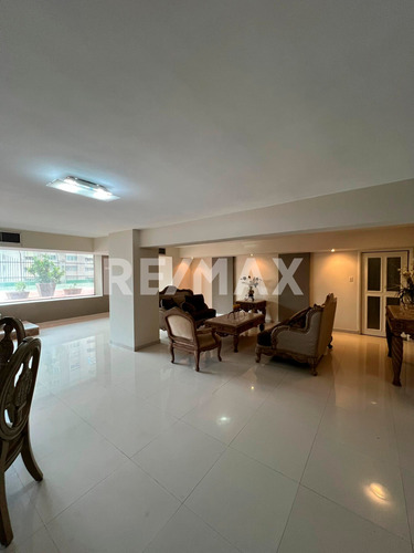 Apartamento Actualizado Amoblado En Venta En Maracaibo