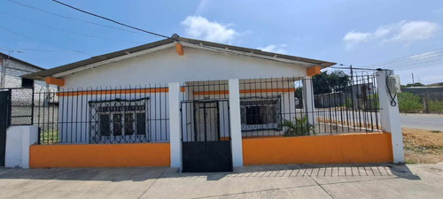 Villa En La Libertad, 4 Dormitorios, 3 Baños, Sala, Comedor, Cocina, Local Y Patio 