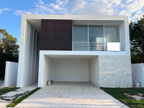 Casa En Venta Merida, Komchen En Privada, Entrega Inmediata.