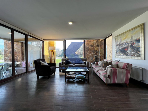 Casa En Venta De 7 Dorm. En Condominio Brisas De Chicureo