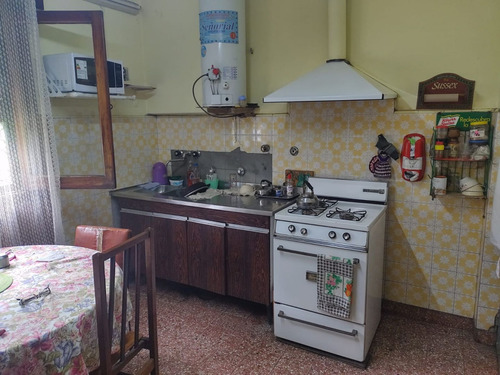 Casa En Muy Buena Ubicaicon Sobre Amplio Lote!!!