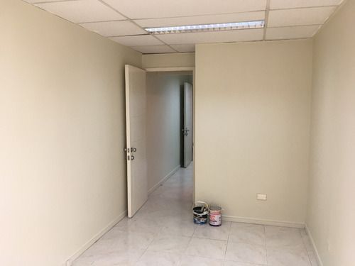 Oficina Impecable, A Pasos De Metro L1, Las Condes