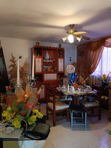 En Venta Casa De Dos Plantas (amoblada), Ubicada En Urbanización Lomas Del Este, Valencia Estado Carabobo - Venezuela / Emer.