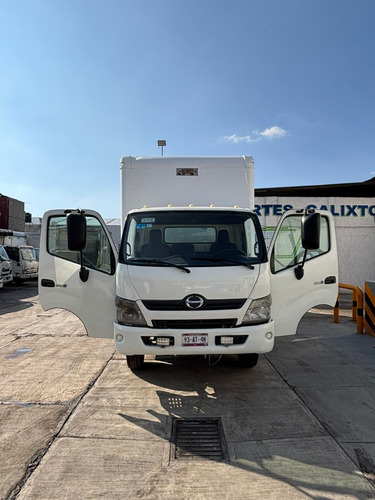 Camión Hino 300 816 Con Caja Seca Y Rampa Hidráulica