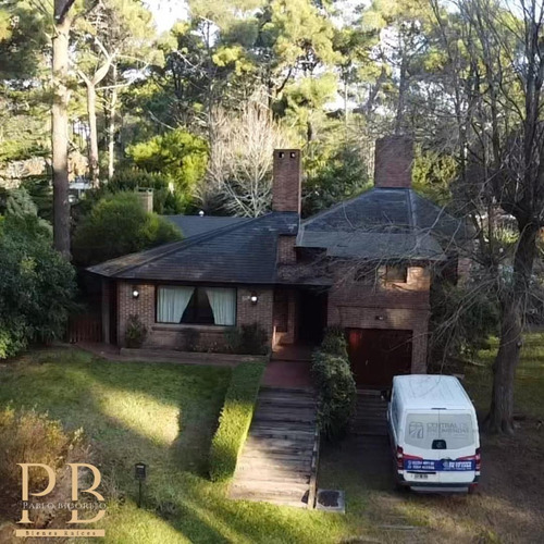 Casa En Carilo A 900 Mts Del Mar, 3 Habitaciones , 2 Baños , Pileta