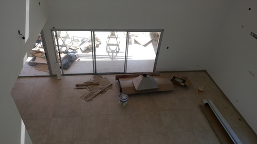 Imagen 6 de 23 de Casa En 2 Plantas De 5 Amb Mas Dependencia. A Estrenar.