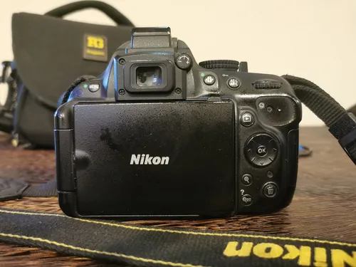 Cámara Nikon D5200 Con Estuche (Usado)