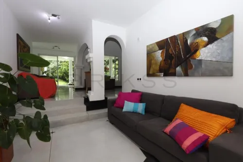 Casa En Venta En El Poblado. Cod V50795