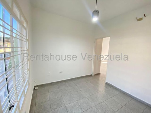 Jip 25-16345. Rentahouse Vende Hermoso Townhouse De 110 Mts2, 4 Hab, 3 Salas De Baños, 2 P/e, Parque Infantil, Areas Deportivas. En Urb. Karol Home Ii. La Morita.