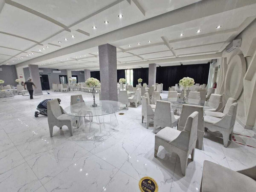 Propiedad Comercial Con Salón De Eventos Funcionando, Ideal Para Inversión