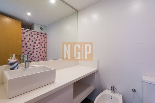 Departamento En Punta Del Este, Torre Cuenta Con Todos Los Servicios. Oportunidad Unica!!!!!!-ref:11941