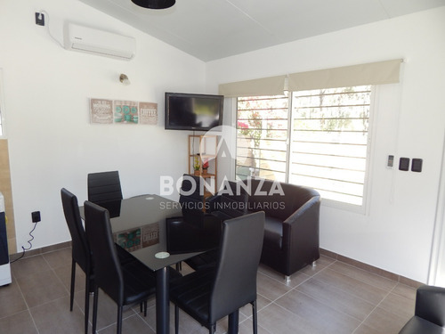 Casa En Alquiler, Piriápolis. 4 Cuadras De La Playa Y Rambla. 2 Dormitorios 2 Baños. Gran Parrillero Techado. Wifi, Aire Acondicionado, Alarma Tv Cable