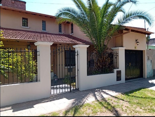 Casa En Venta - 4 Dormitorios 3 Baños - Quincho Pileta - 348mts2 - Don Torcuato