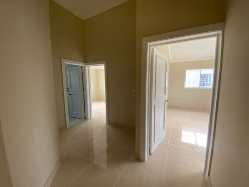 Casa En Venta En Bávaro, Punta Cana Con Piscina Cerca De La Playa, 3 Hab