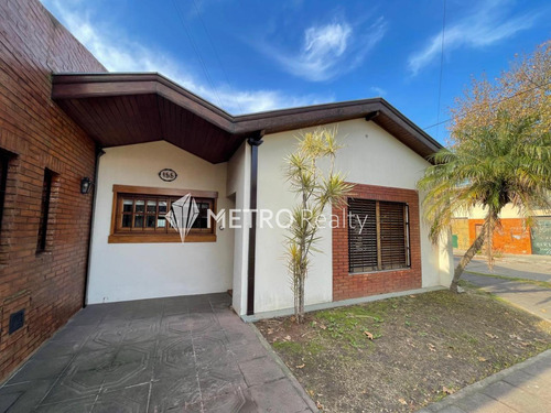 Casa En Venta 4 Ambientes Con Cochera Y Jardin En Bernal Centro