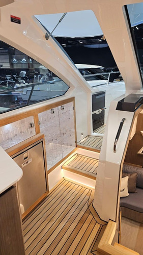 Lancha Nx50 Invictus! Navegabilidade, Design, 24 Pessoas