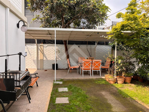 Casa En Venta De 5 Dorm. En Ñuñoa