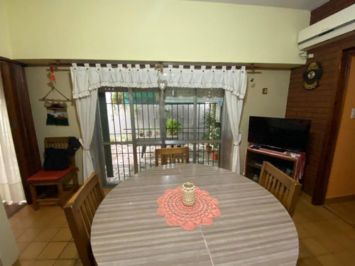 Imagen 6 de 19 de En Venta Casa 5 Amb Con Cochera Y Amplio Fondo Libre Con Pileta En Rdios De Escalada (138)