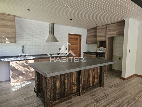 Casa En Venta De 5 Dorm. En Colbún
