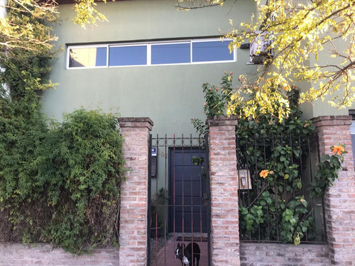 Casa En Venta - 3 Dormitorios 2 Baños 1 Pileta 1 Cochera - 230mts2 - Los Hornos