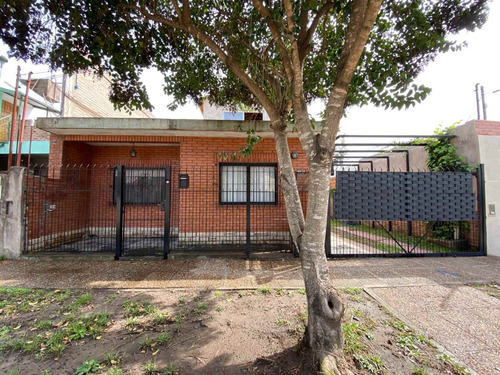 Casa En Venta En Don Torcuato De 5 Amb. Con Jardin