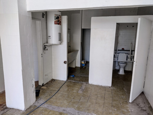 Oficinas En Liniers Con Multiples Salones Con Patio