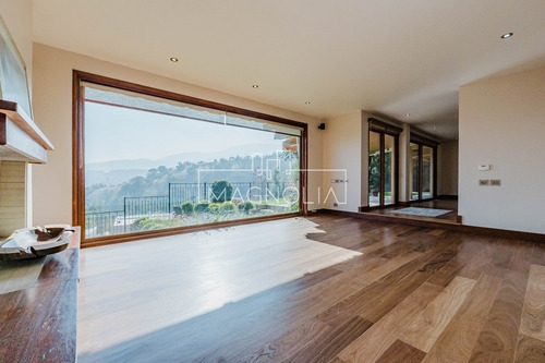Casa En Arriendo De 5 Dorm. En Lo Barnechea