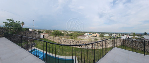 Casa En Venta En Fracc. Real De Oaxtepec Con Amplio Jardín Y Bardas Propias