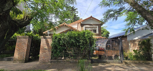 Venta Casa Con Jardín En Doble Lote De 651 M5, En Martín Rodríguez Al 3700, Carapachay